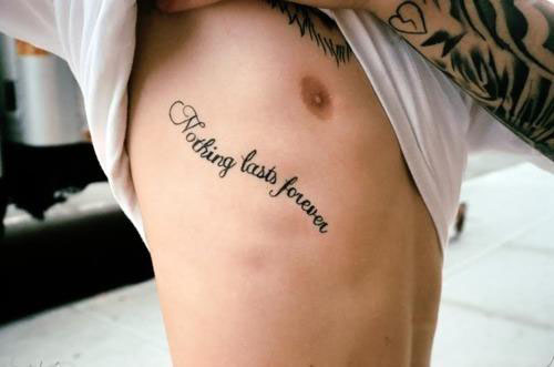 tatouage discret homme pectoraux