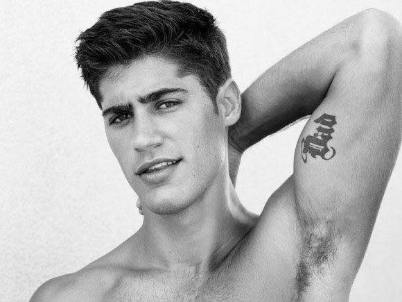 tatouage discret homme pectoraux