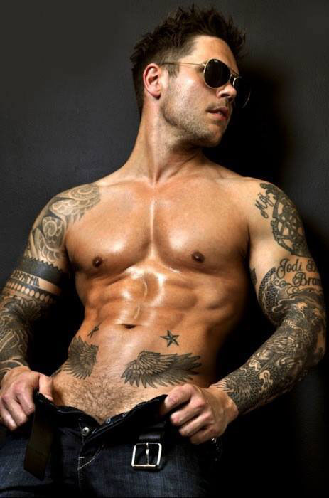 tatouage discret homme pectoraux