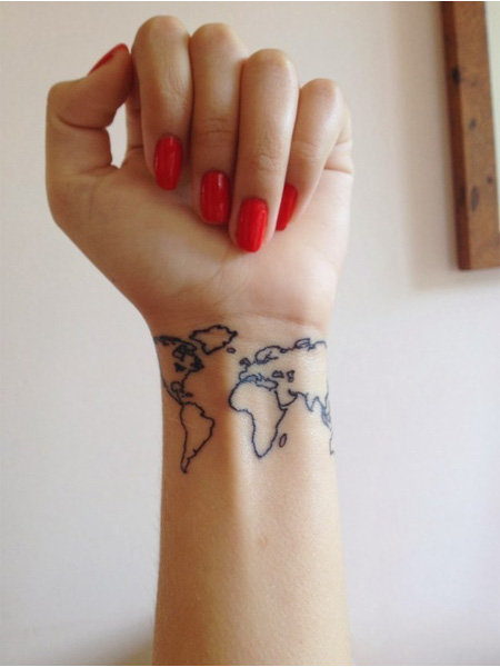 tatouage discret homme poignet
