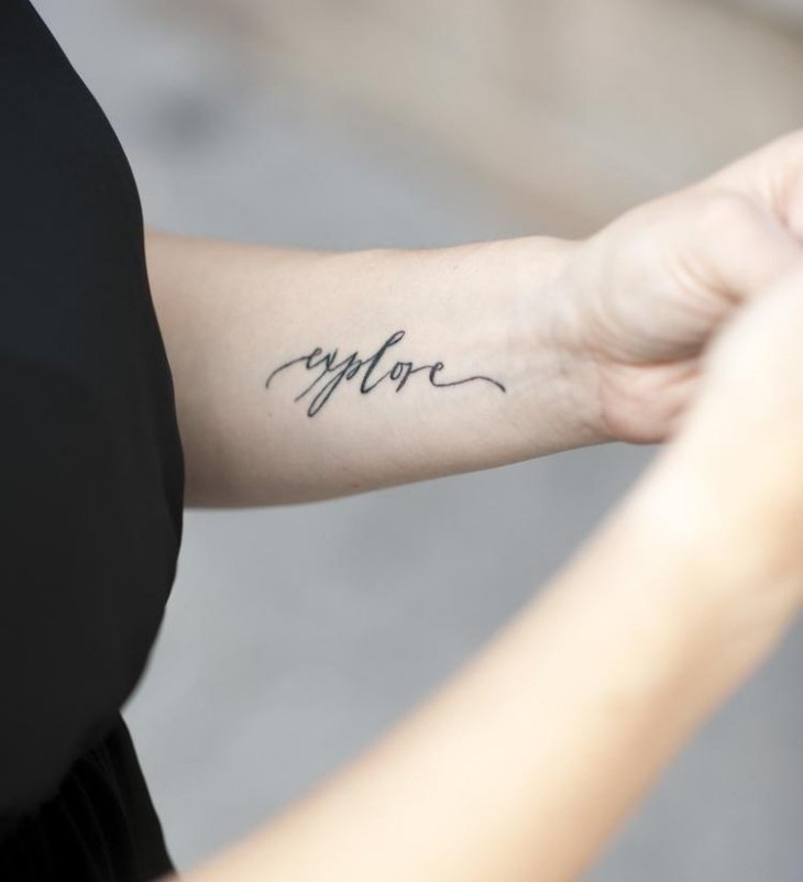 tatouage discret initial