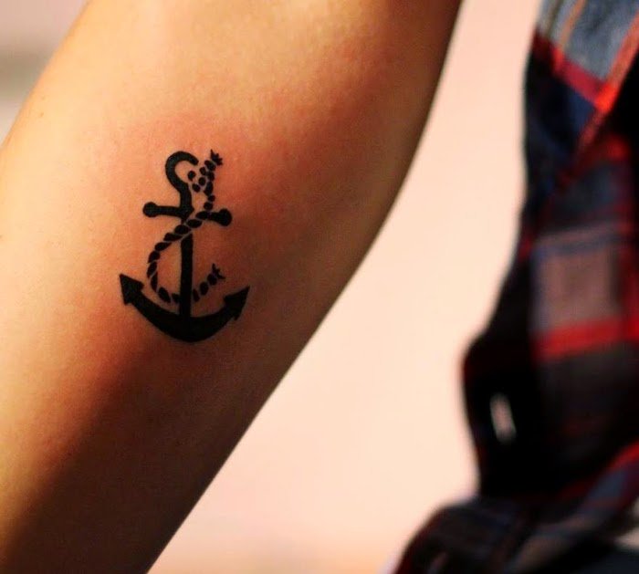 tatouage discret main