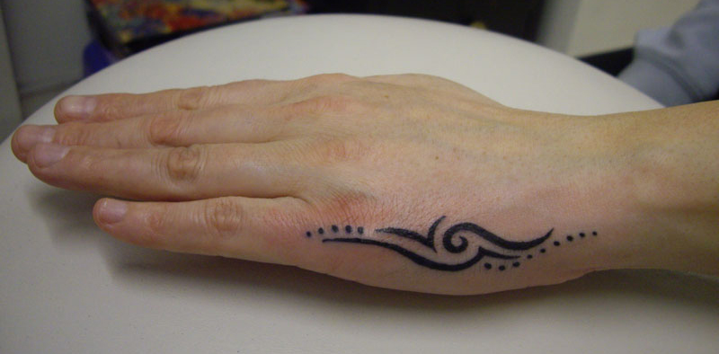 tatouage discret main