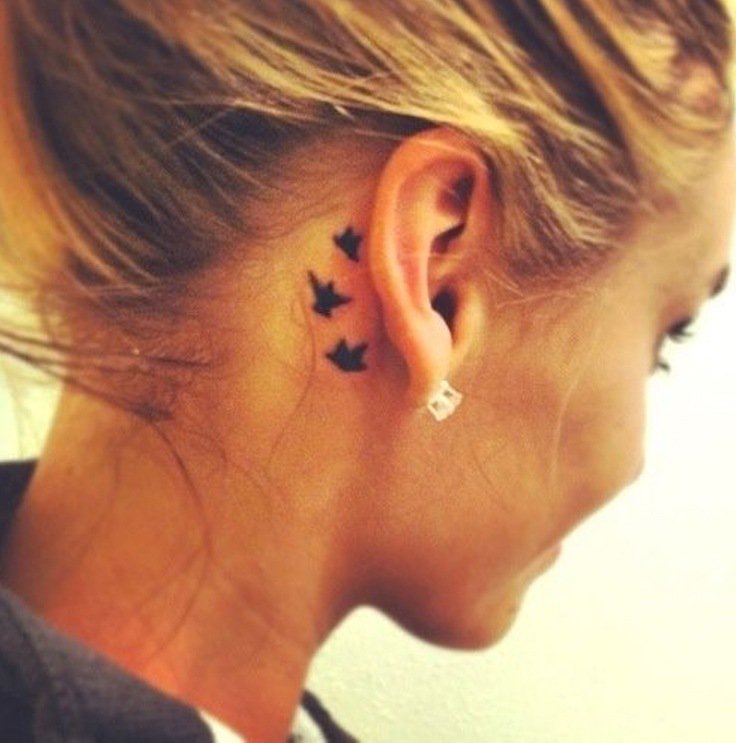 tatouage discret oreille