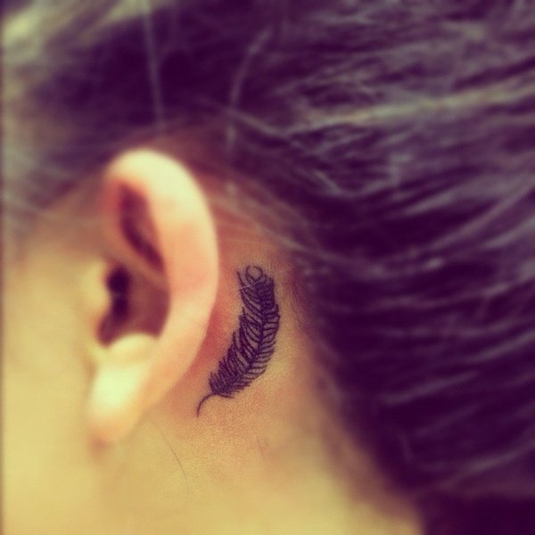 tatouage discret oreille