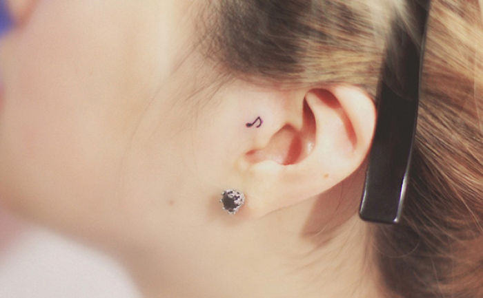 tatouage discret oreille