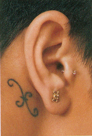 tatouage discret oreille