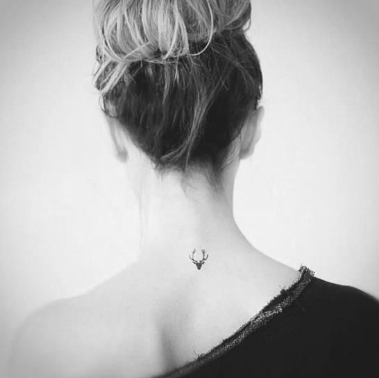 tatouage discret pour la nuque