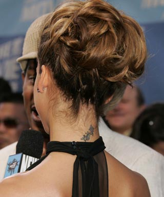 tatouage discret pour la nuque