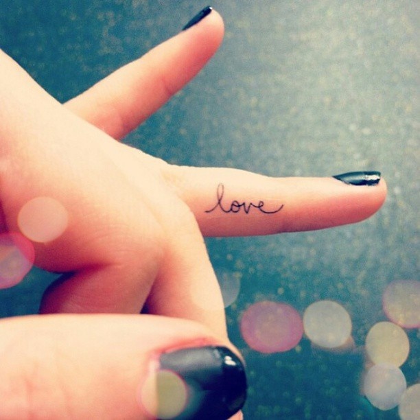 tatouage discret sur le doigt