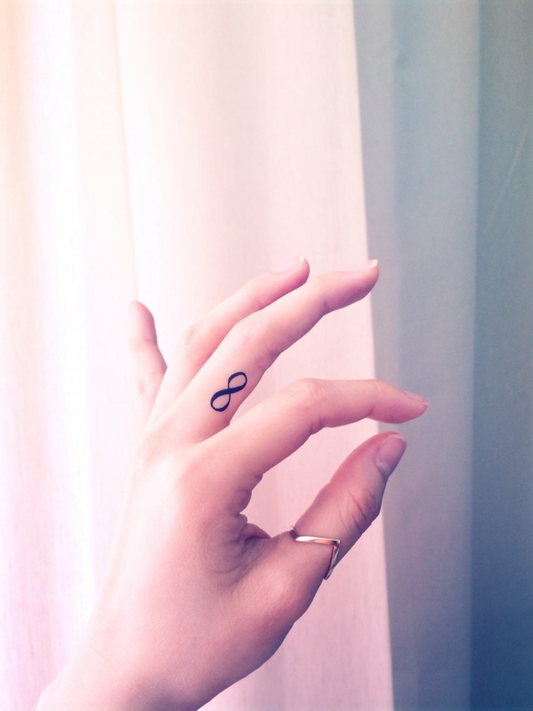 tatouage discret sur le doigt