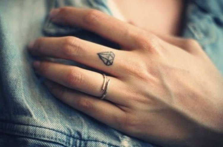 tatouage discret sur le doigt