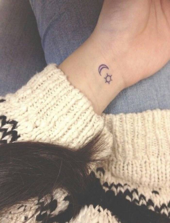 tatouage discret sur le poignet