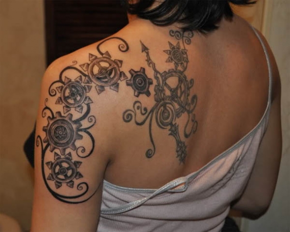 tatouage dos femme arabesque