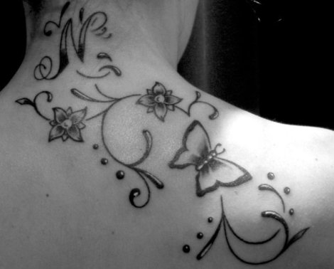 tatouage dos femme arabesque