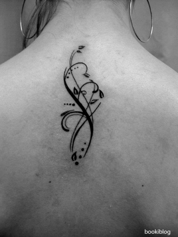tatouage dos femme arabesque