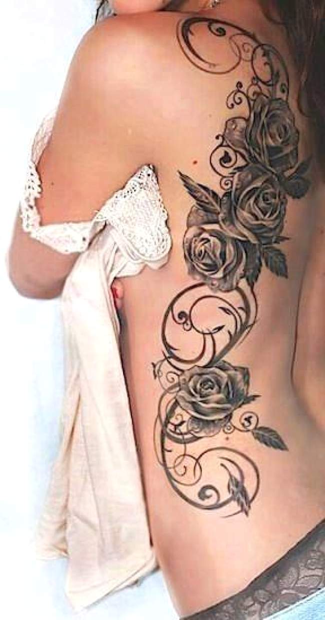 tatouage dos femme arabesque