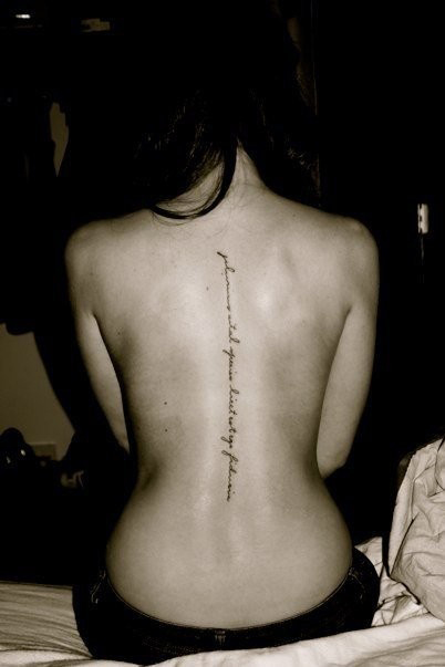 tatouage dos femme écriture