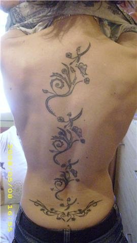 tatouage dos femme fleur