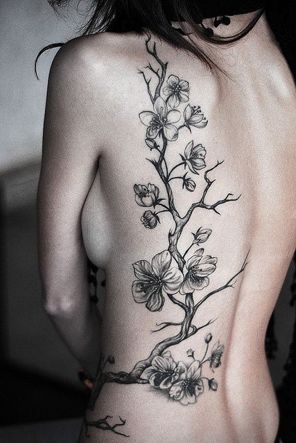 tatouage dos femme fleur