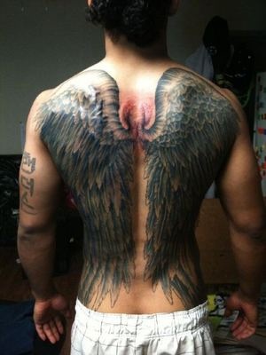 tatouage dos homme ailes