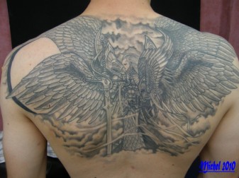 tatouage dos homme ange