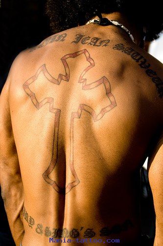 tatouage dos homme croix