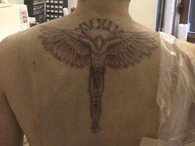 tatouage dos homme croix