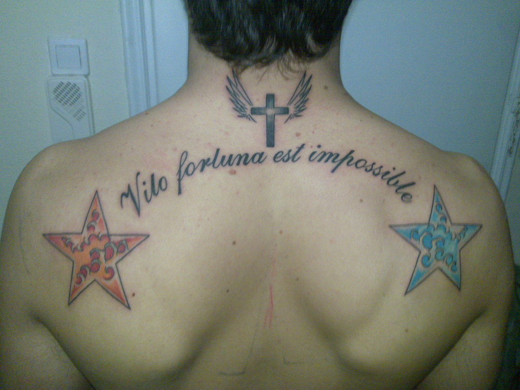 tatouage dos homme phrase