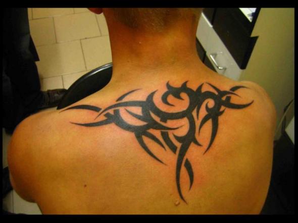 tatouage dos homme tribal