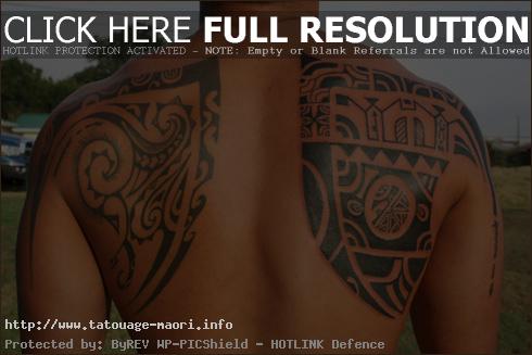 tatouage dos omoplate