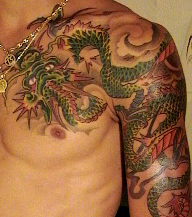 tatouage dragon bras pectoraux