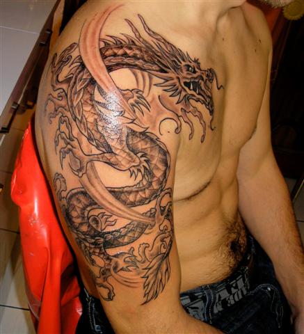 tatouage dragon bras pectoraux