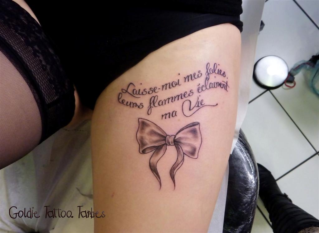 tatouage ecriture cuisses