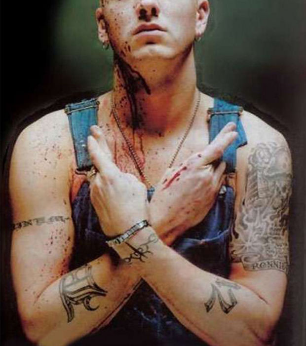 tatouage eminem ventre