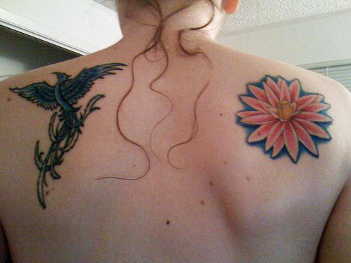 tatouage entre omoplate