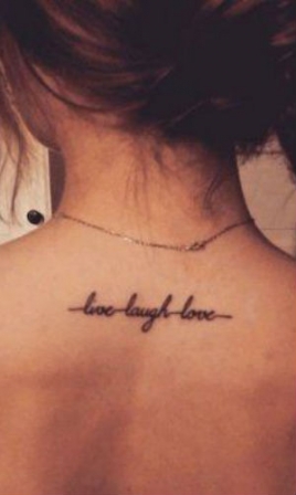 tatouage entre omoplate