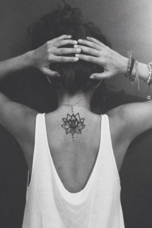 tatouage entre omoplate