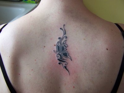 tatouage entre omoplate