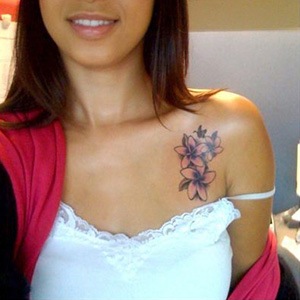 tatouage épaule devant femme