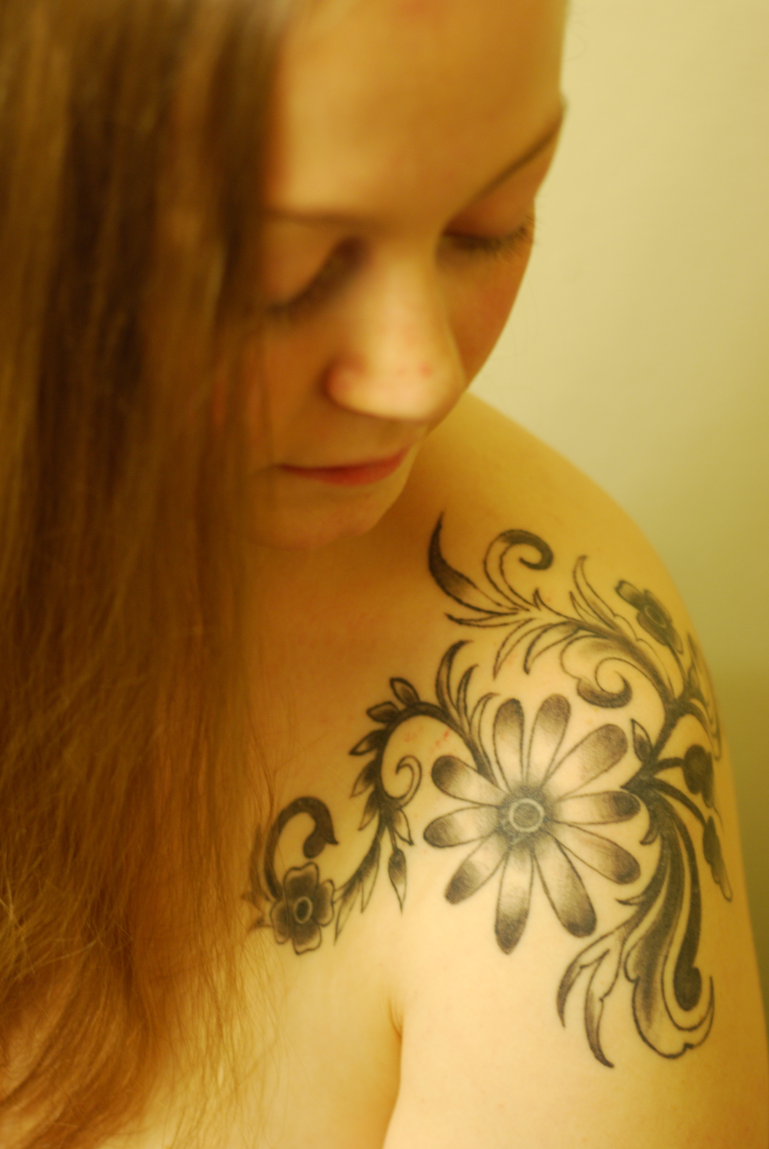tatouage épaule femme fleur