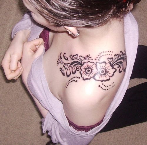 tatouage épaule femme fleur