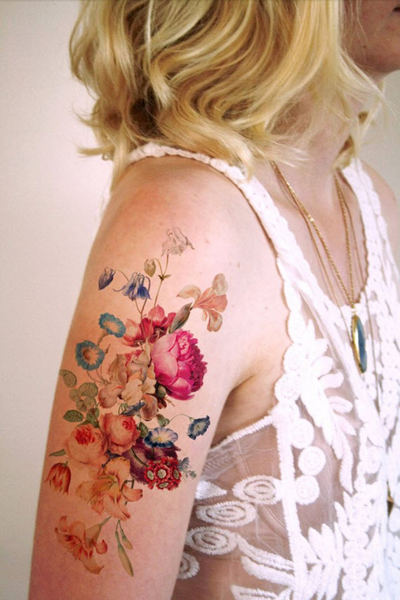 tatouage épaule femme fleur