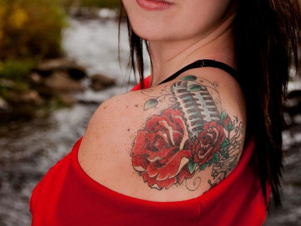 tatouage épaule femme rose