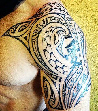 tatouage épaule homme polynésien