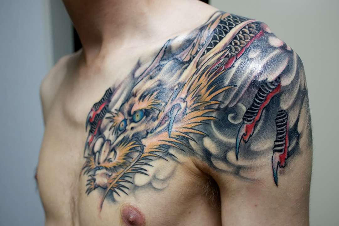 tatouage épaule pectoraux japonais