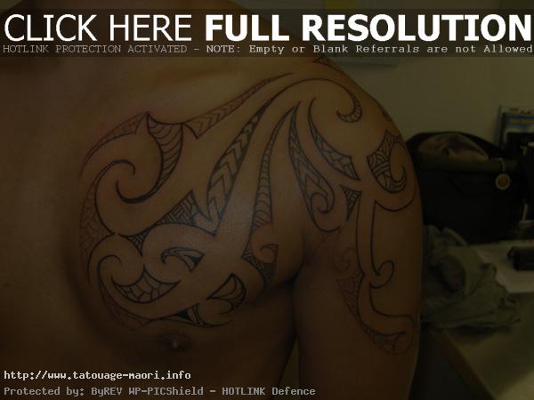 tatouage épaule pectoraux polynésien