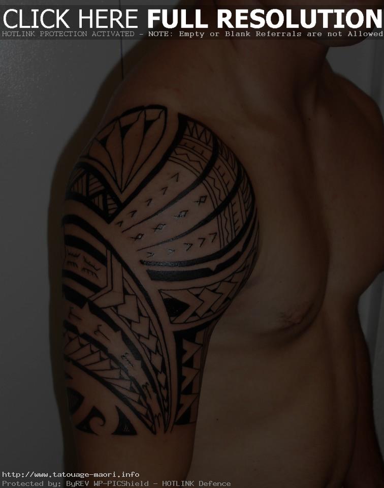 tatouage épaule polynésien