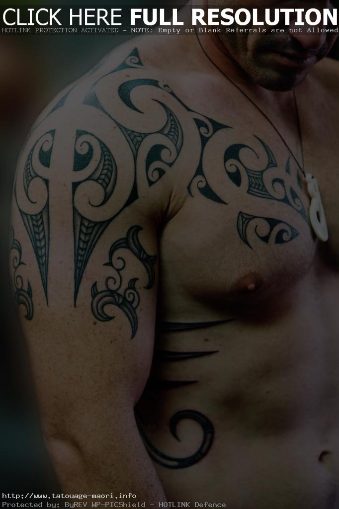 tatouage épaule polynésien