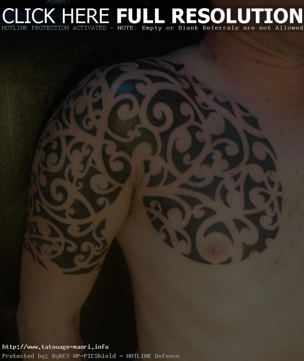 tatouage épaule torse tribal
